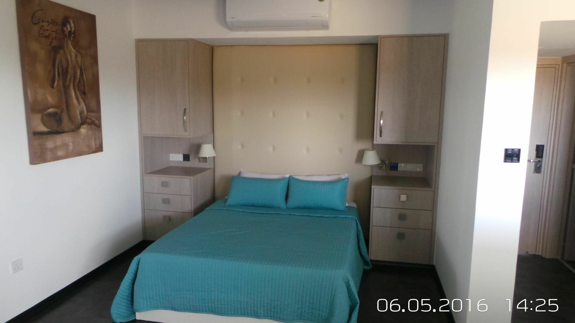 Neptune Hotel Apartments Paphos Coral Bay Exterior foto